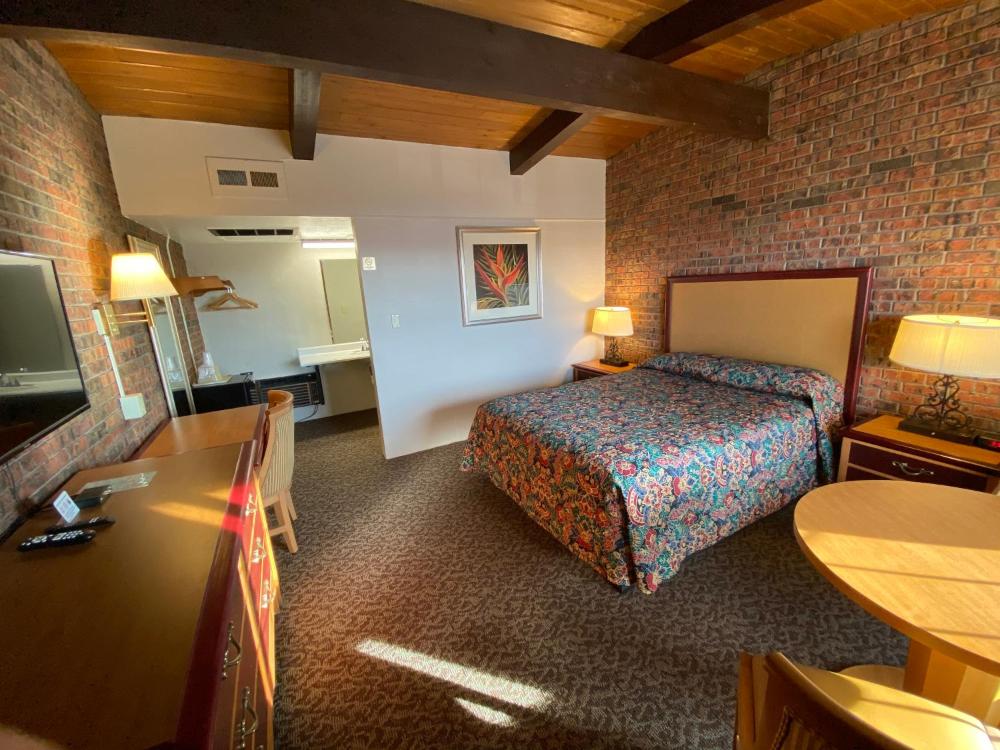 Queen Room interior